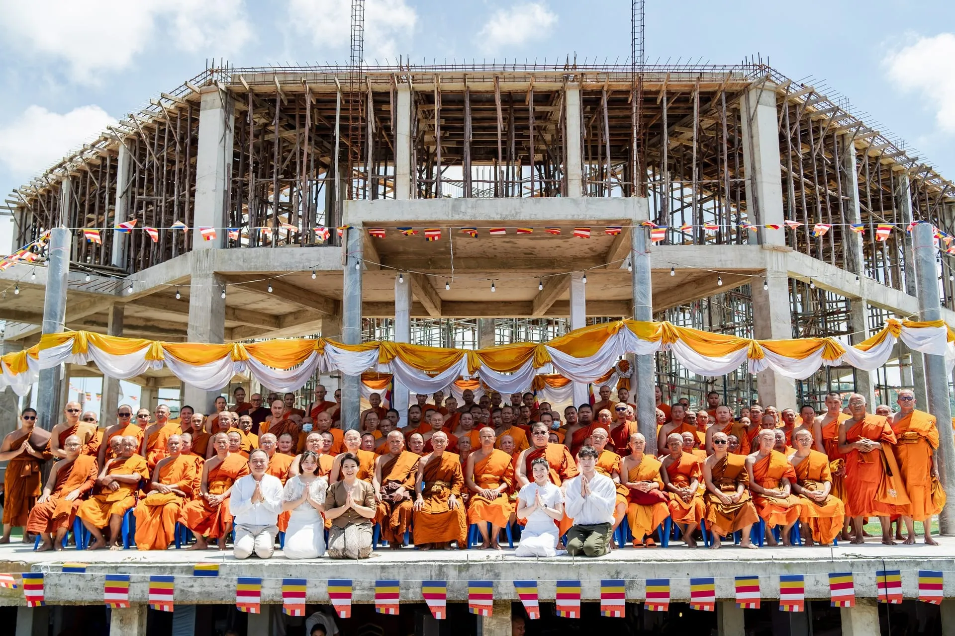 ภาวนาราม สวนธรรม สถานปฏิบัติธรรม จังหวัดลพบุรี — มุมมองพระเจดีย์ประธานในร่มเงาธรรมชาติ