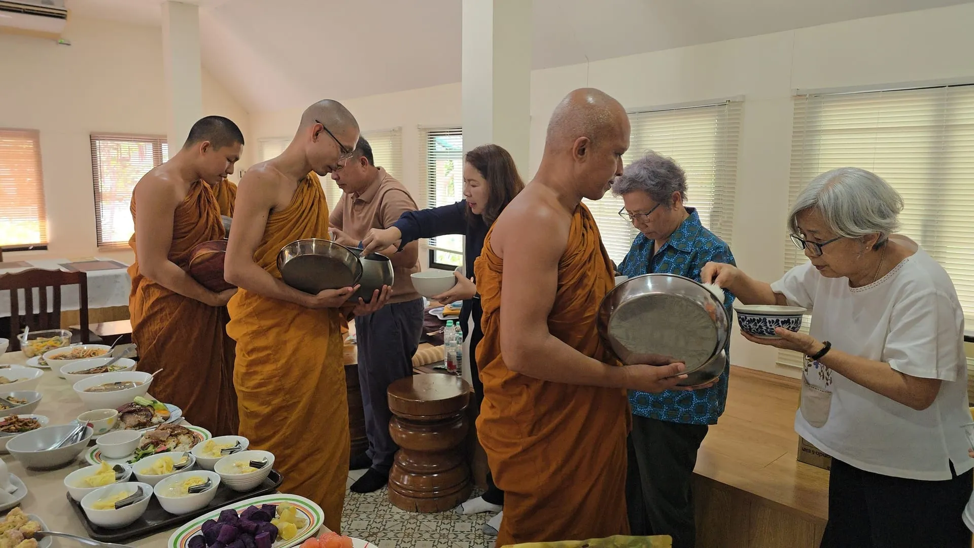 ทำบุญตักบาตรประจำเดือน