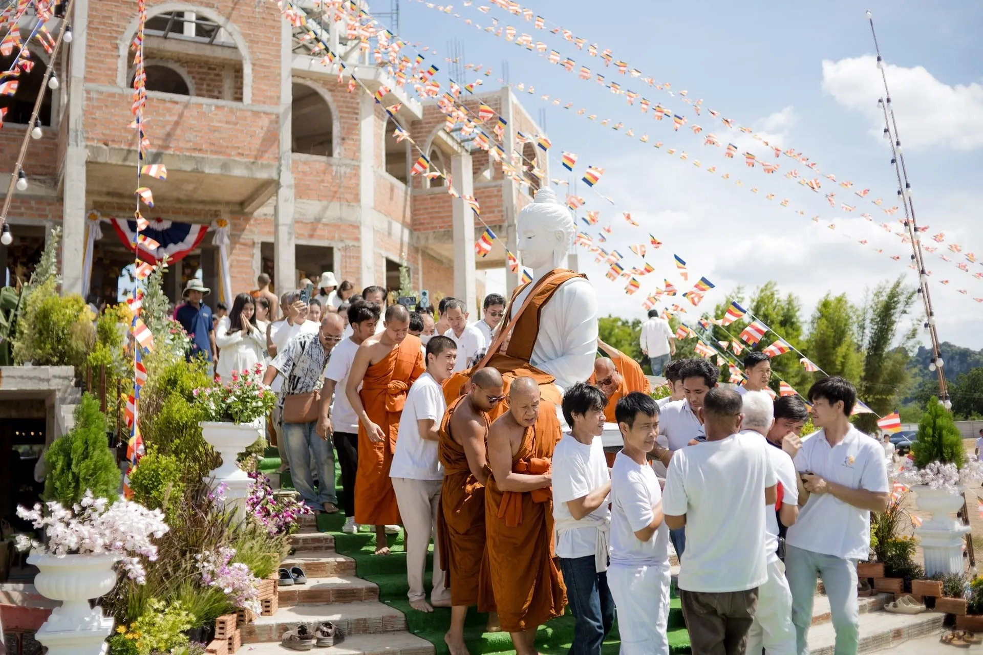 อัญเชิญพระพุทธรูปสู่พระอุโบสถ
